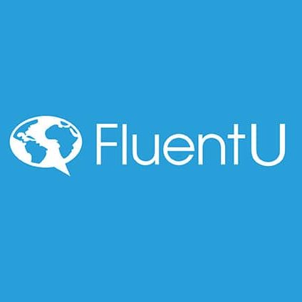 Logotipo de FluentU sobre fondo azul claro