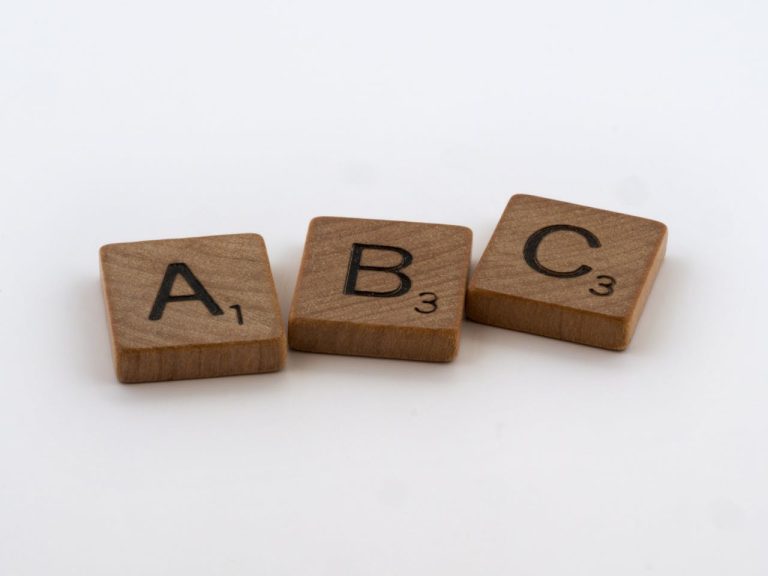Fichas con letras del abecedario en inglés: A, B y C.