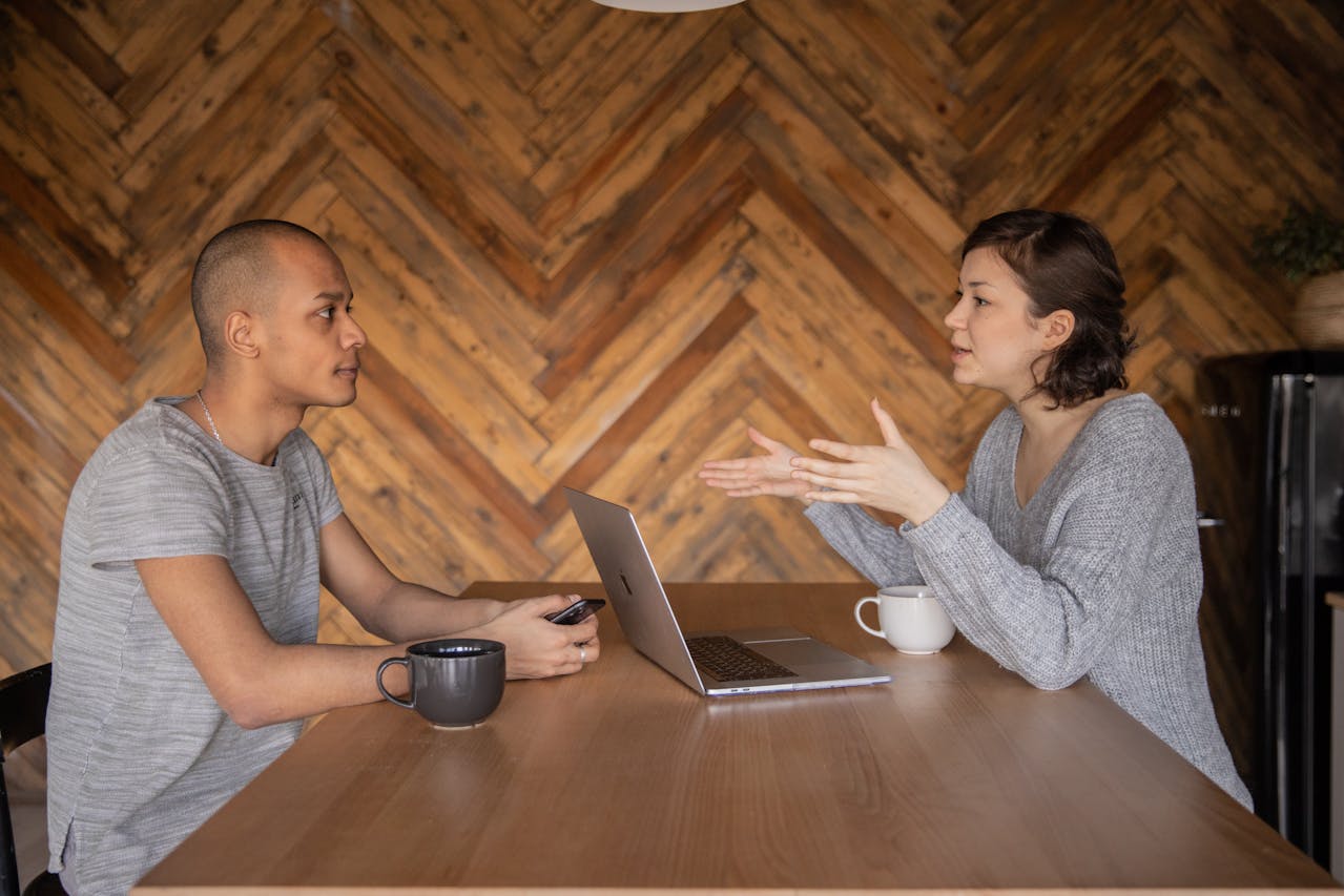Mujer y hombre conversando en ambiente acogedor