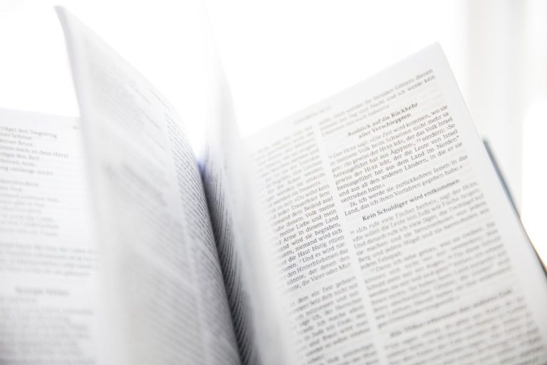 Libro abierto con texto en alemán y desenfoque artístico