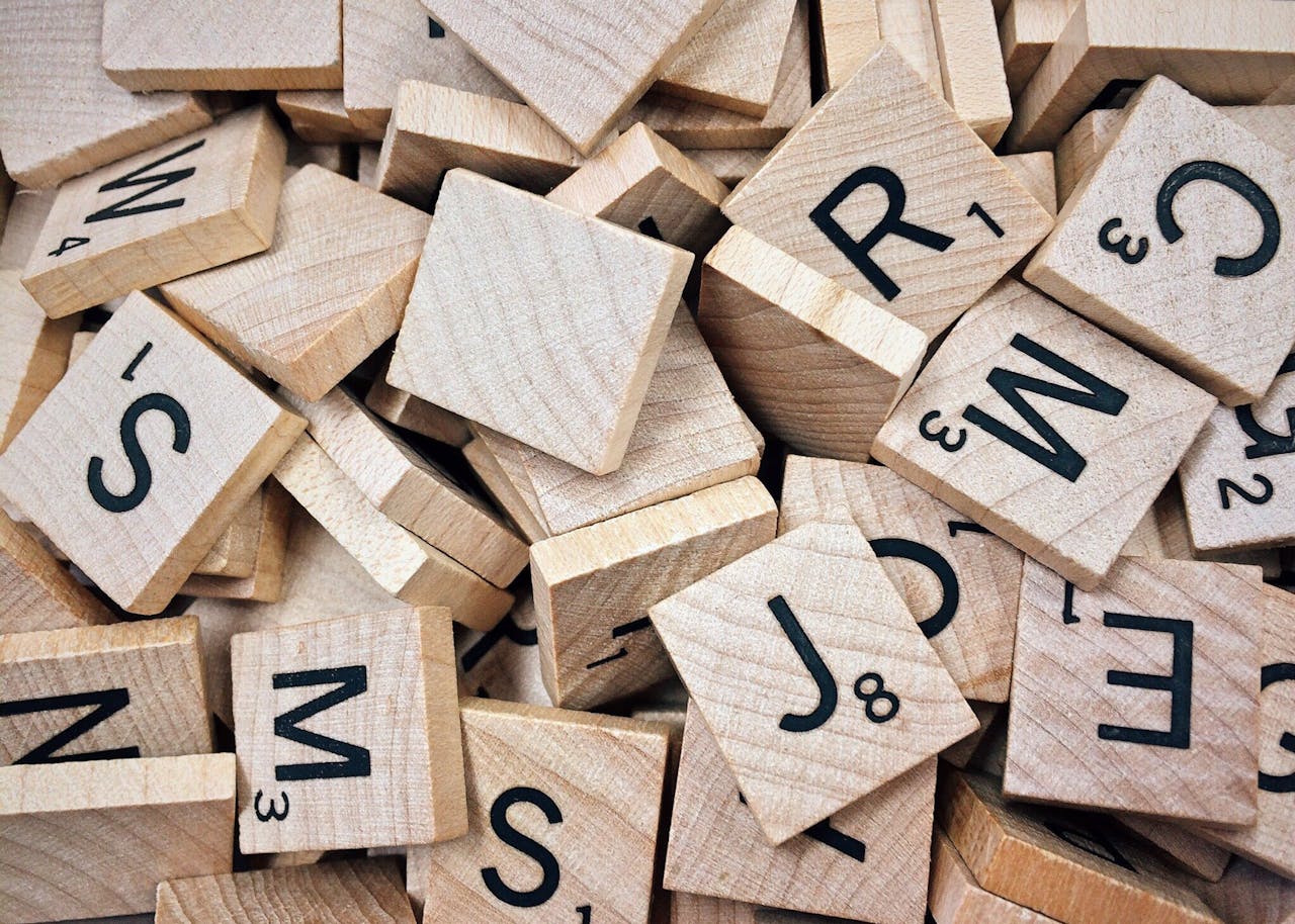 Fichas de madera con letras del abecedario.
