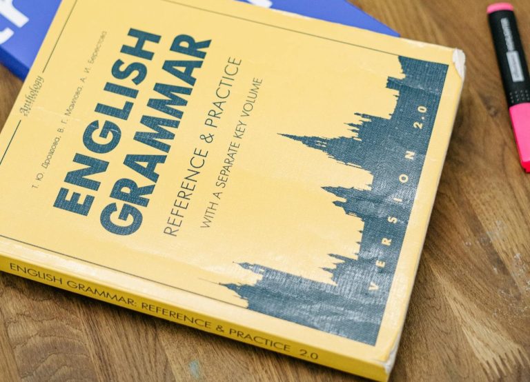 Libro de gramática inglesa sobre una mesa de madera, usado para estudiar y practicar inglés.